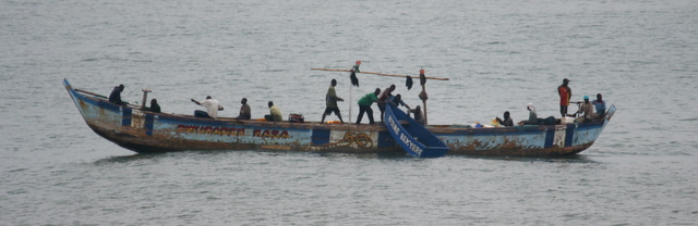 Fischerboot fischt Boot