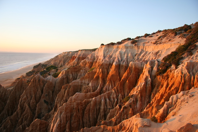 Küstenerosion im Abendlicht