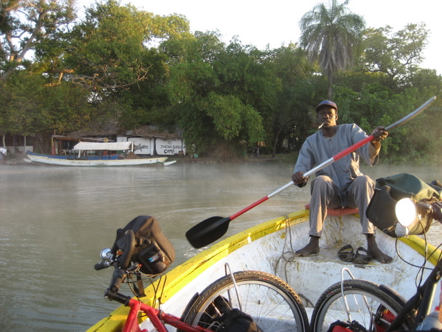 Velotransport über den Gambia